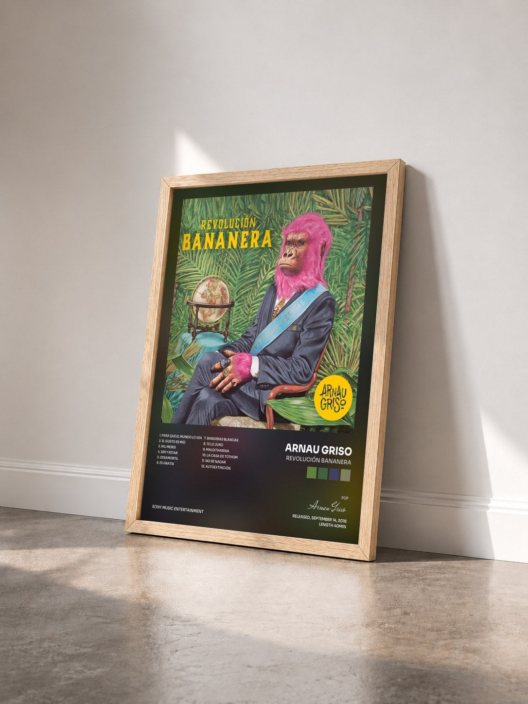 #bois Tableau de l'album Revolución Bananera de Arnau Griso vu de trois quarts, cadre en bois brut