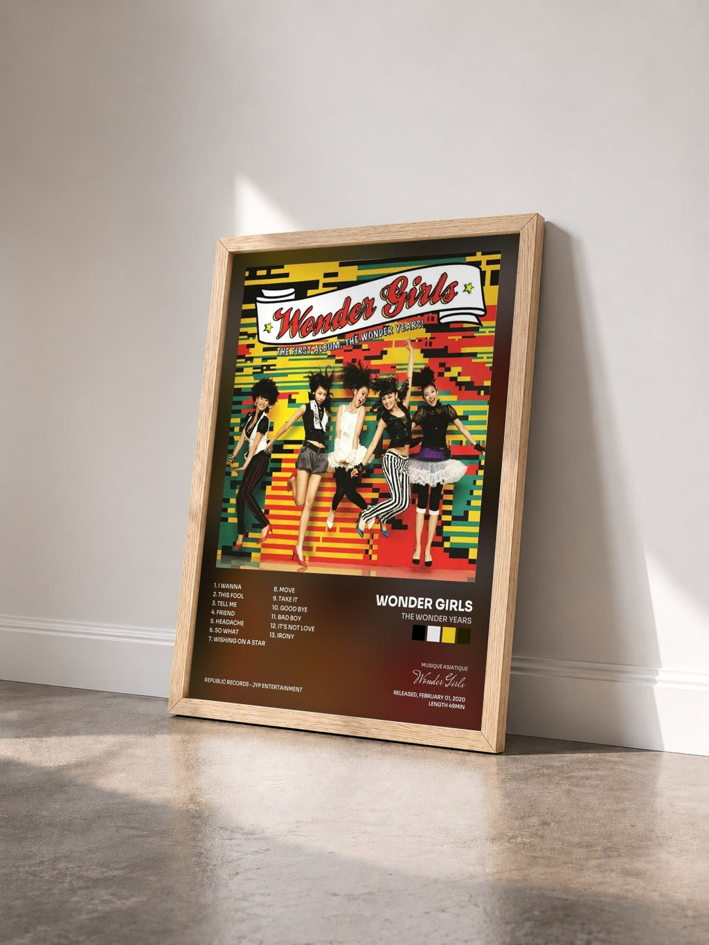 #bois Tableau de l'album The Wonder Years de Wonder Girls vu de trois quarts, cadre en bois brut
