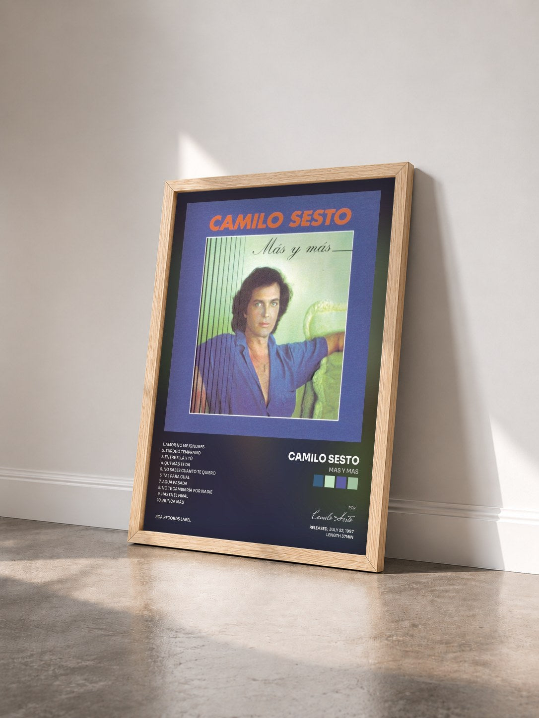#bois Tableau de l'album Mas Y Mas de Camilo Sesto vu de trois quarts, cadre en bois brut