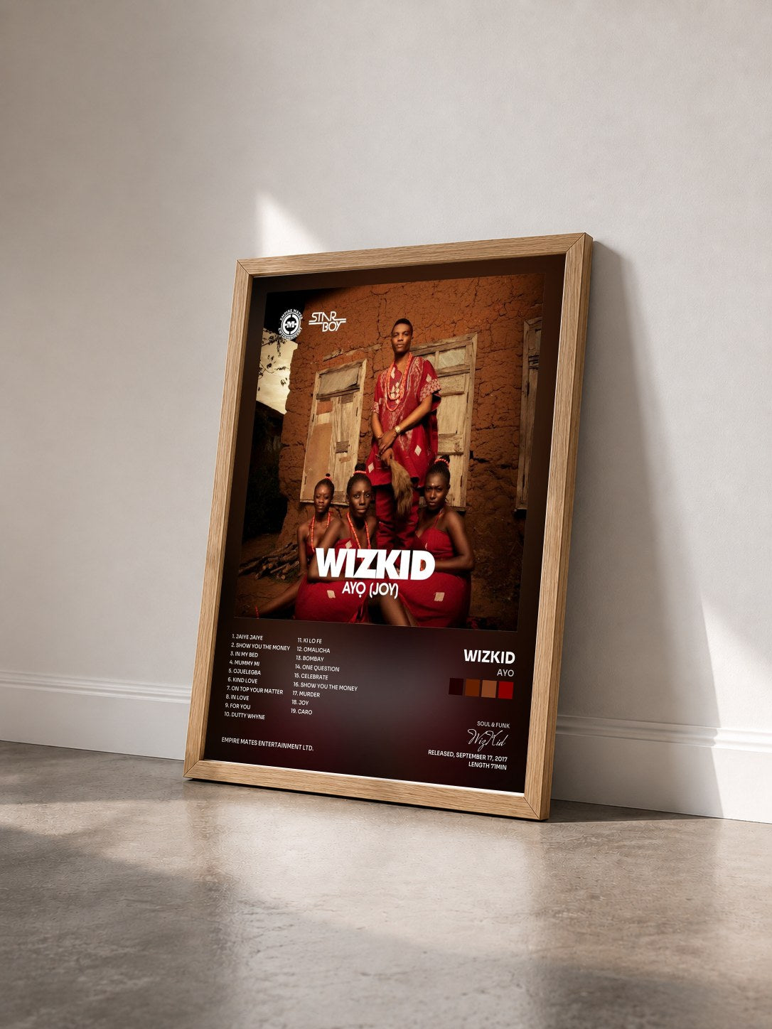 #bois Tableau de l'album Ayo de WizKid vu de trois quarts, cadre en bois brut