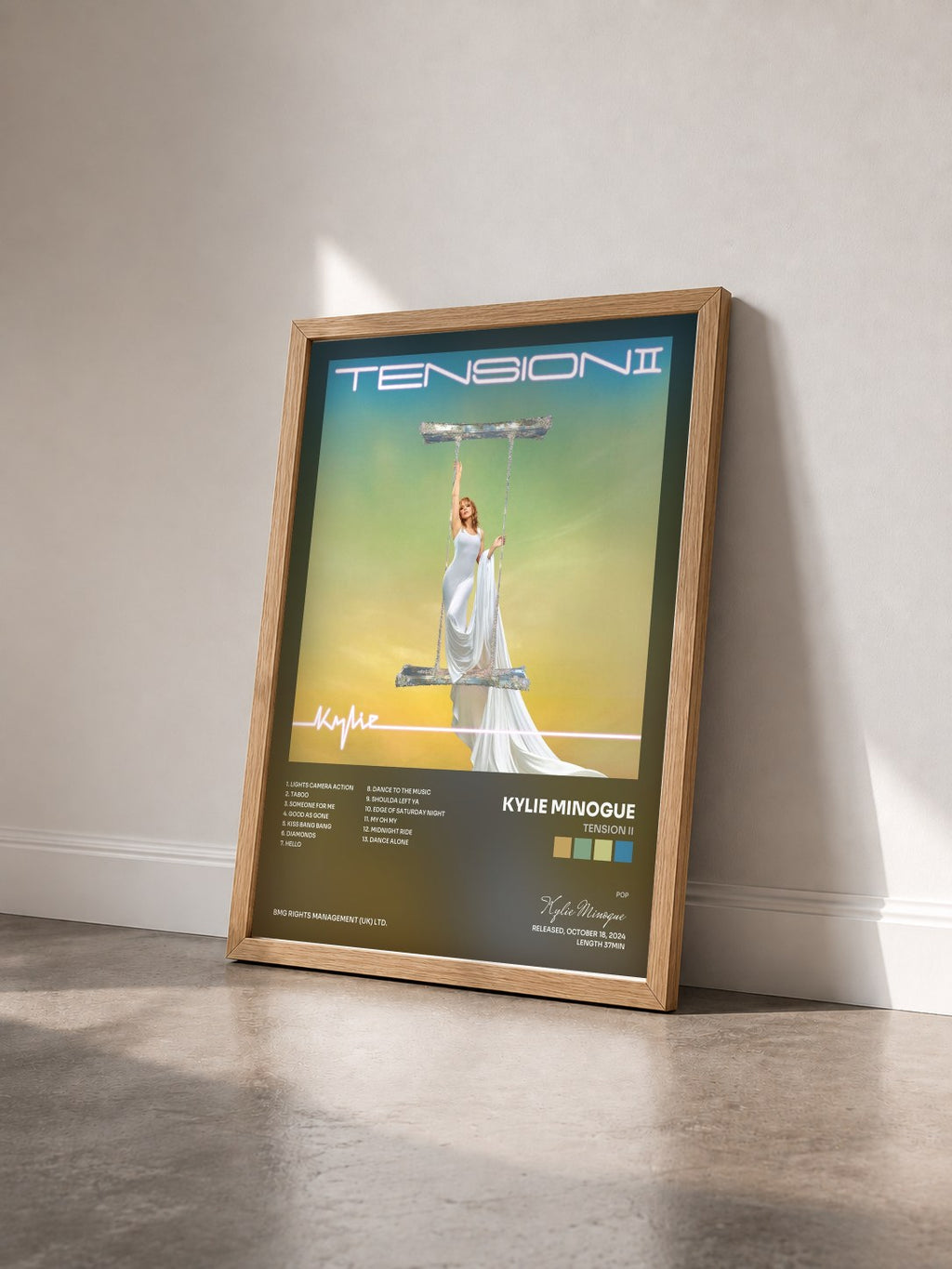 #bois Tableau de l'album Tension II de Kylie Minogue vu de trois quarts, cadre en bois brut