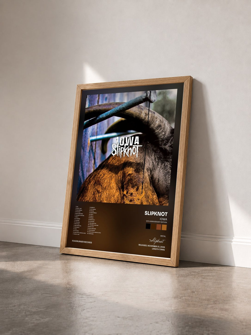 #bois Tableau de l'album Iowa (10th Anniversary Edition) de Slipknot vu de trois quarts, cadre en bois brut