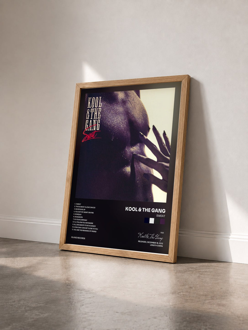 #bois Tableau de l'album Sweat de Kool & The Gang vu de trois quarts, cadre en bois brut