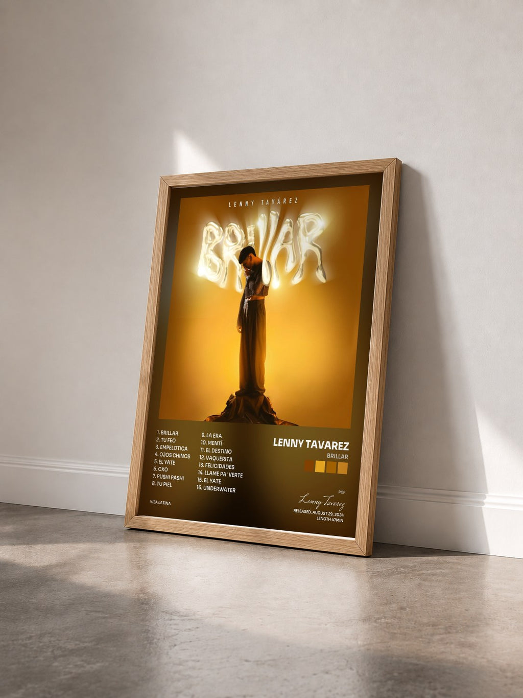 #bois Tableau de l'album BRILLAR de Lenny Tavarez vu de trois quarts, cadre en bois brut
