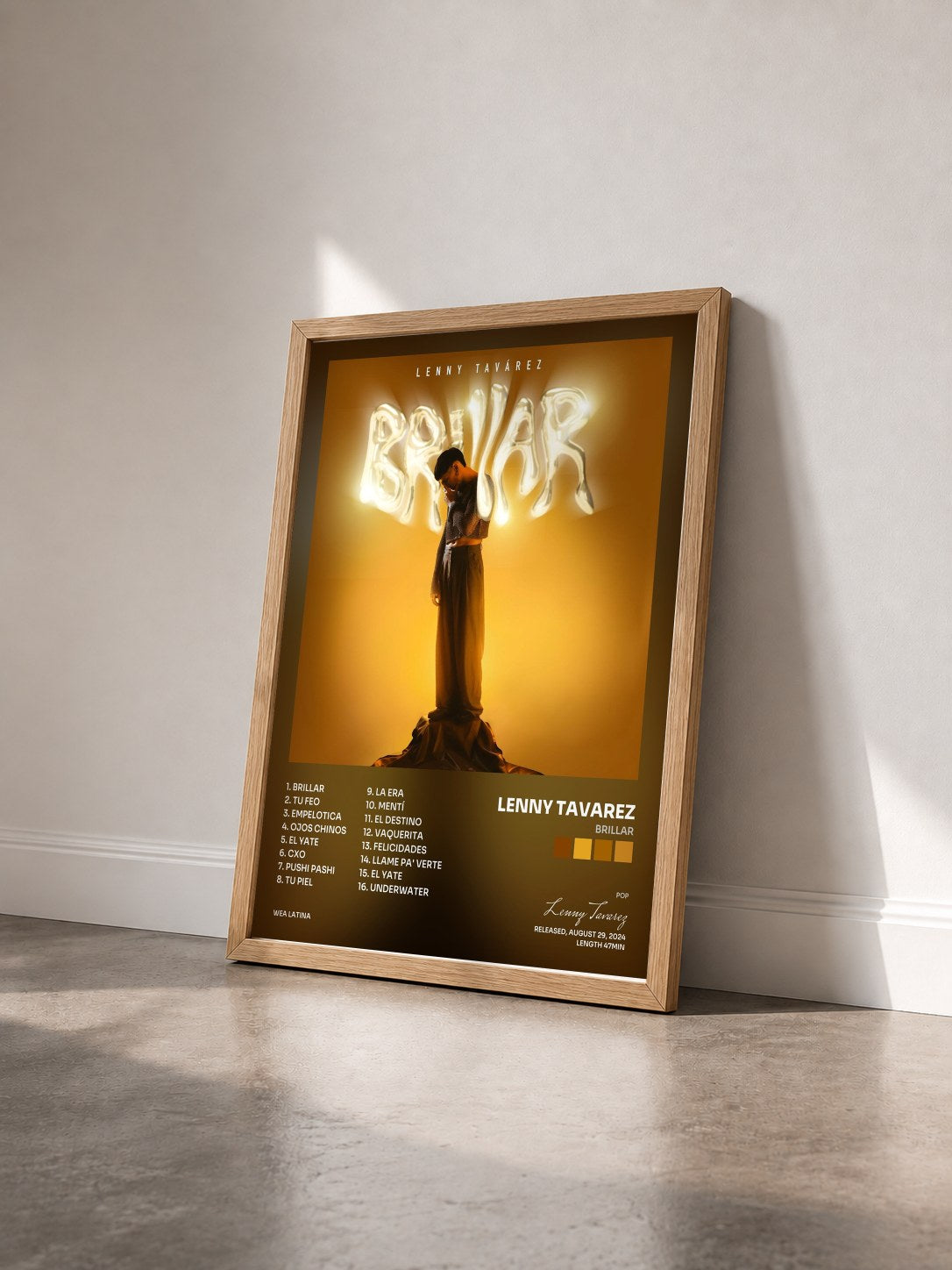 #bois Tableau de l'album BRILLAR de Lenny Tavarez vu de trois quarts, cadre en bois brut