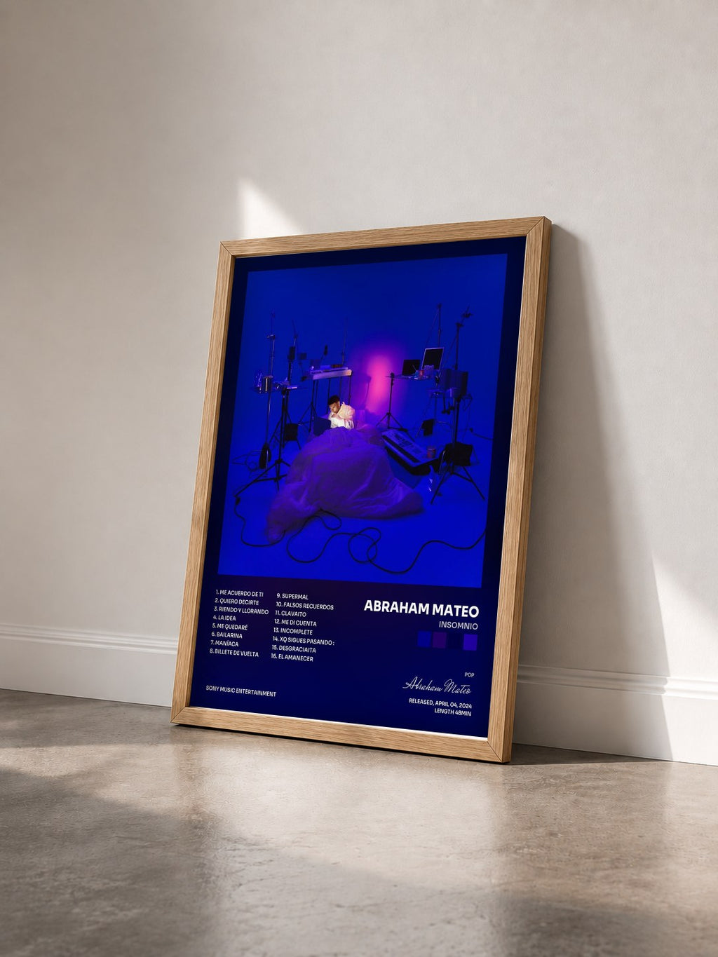 #bois Tableau de l'album Insomnio de Abraham Mateo vu de trois quarts, cadre en bois brut
