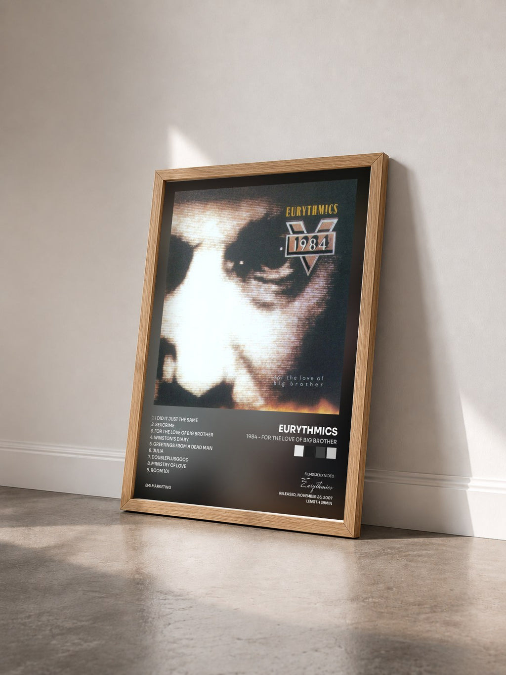 #bois Tableau de l'album 1984 - For The Love Of Big Brother de Eurythmics vu de trois quarts, cadre en bois brut