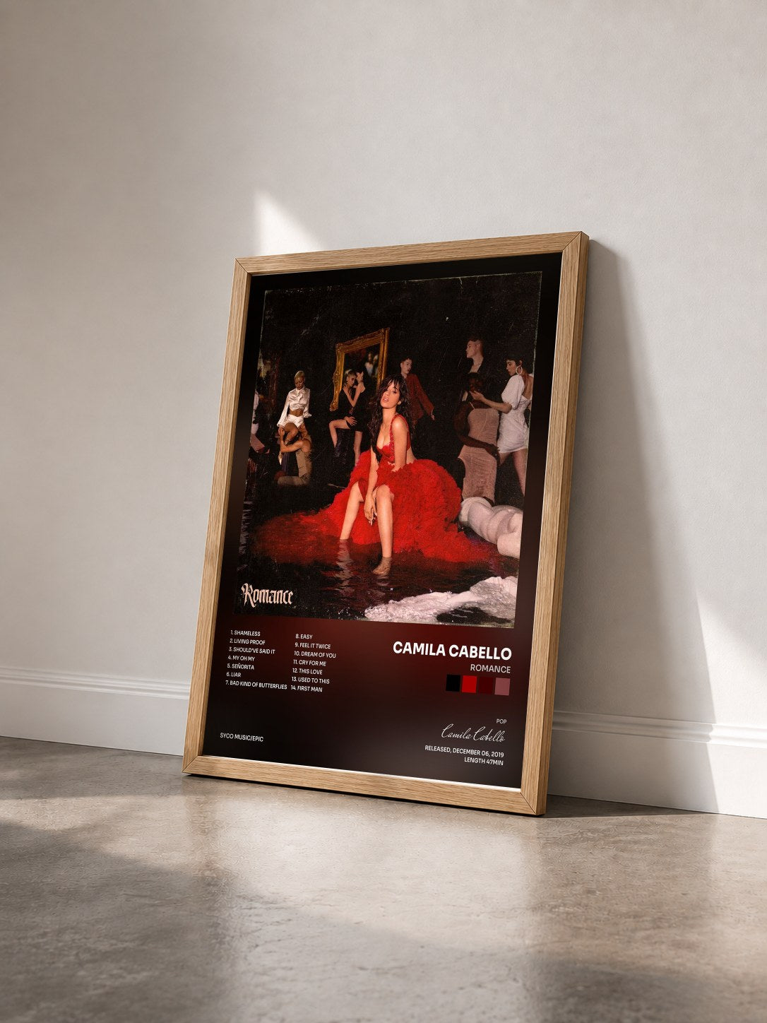 #bois Tableau de l'album Romance de Camila Cabello vu de trois quarts, cadre en bois brut