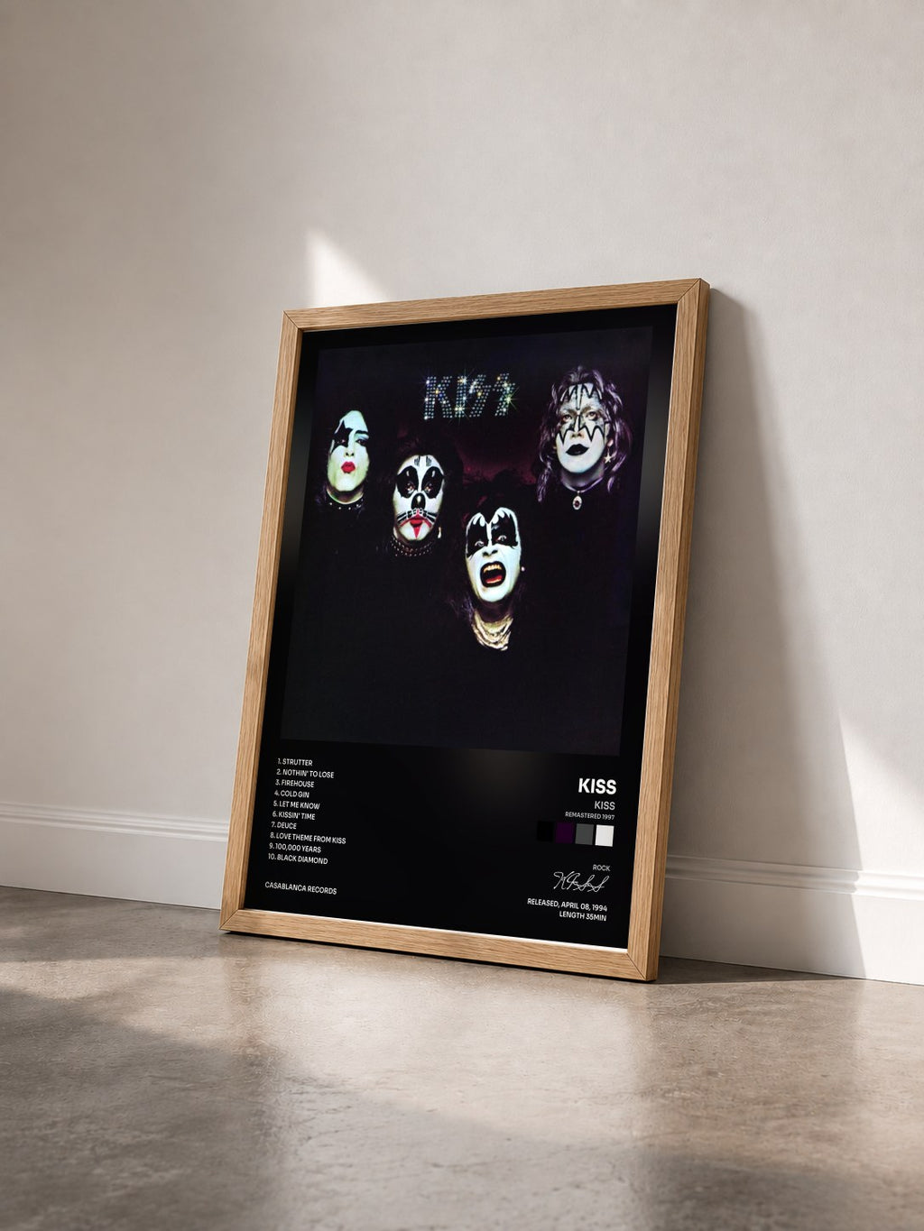 #bois Tableau de l'album Kiss (Remastered 1997) de KISS vu de trois quarts, cadre en bois brut