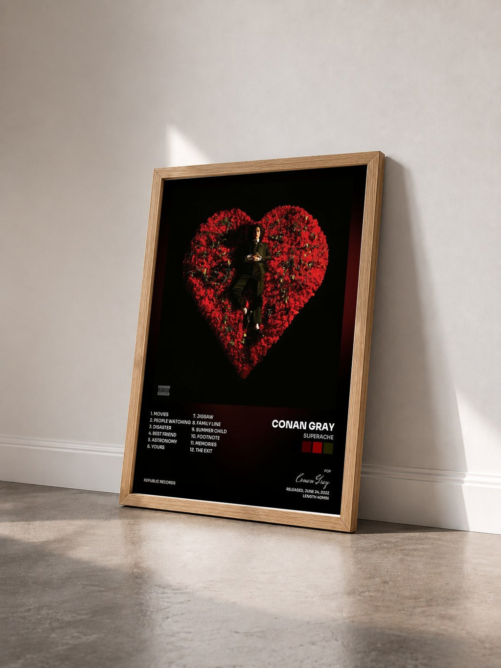 #bois Tableau de l'album Superache de Conan Gray vu de trois quarts, cadre en bois brut