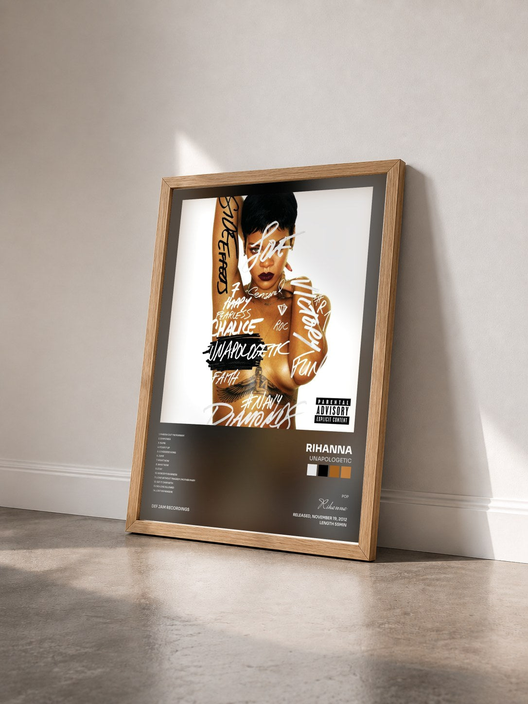 #bois Tableau de l'album Unapologetic de Rihanna vu de trois quarts, cadre en bois brut