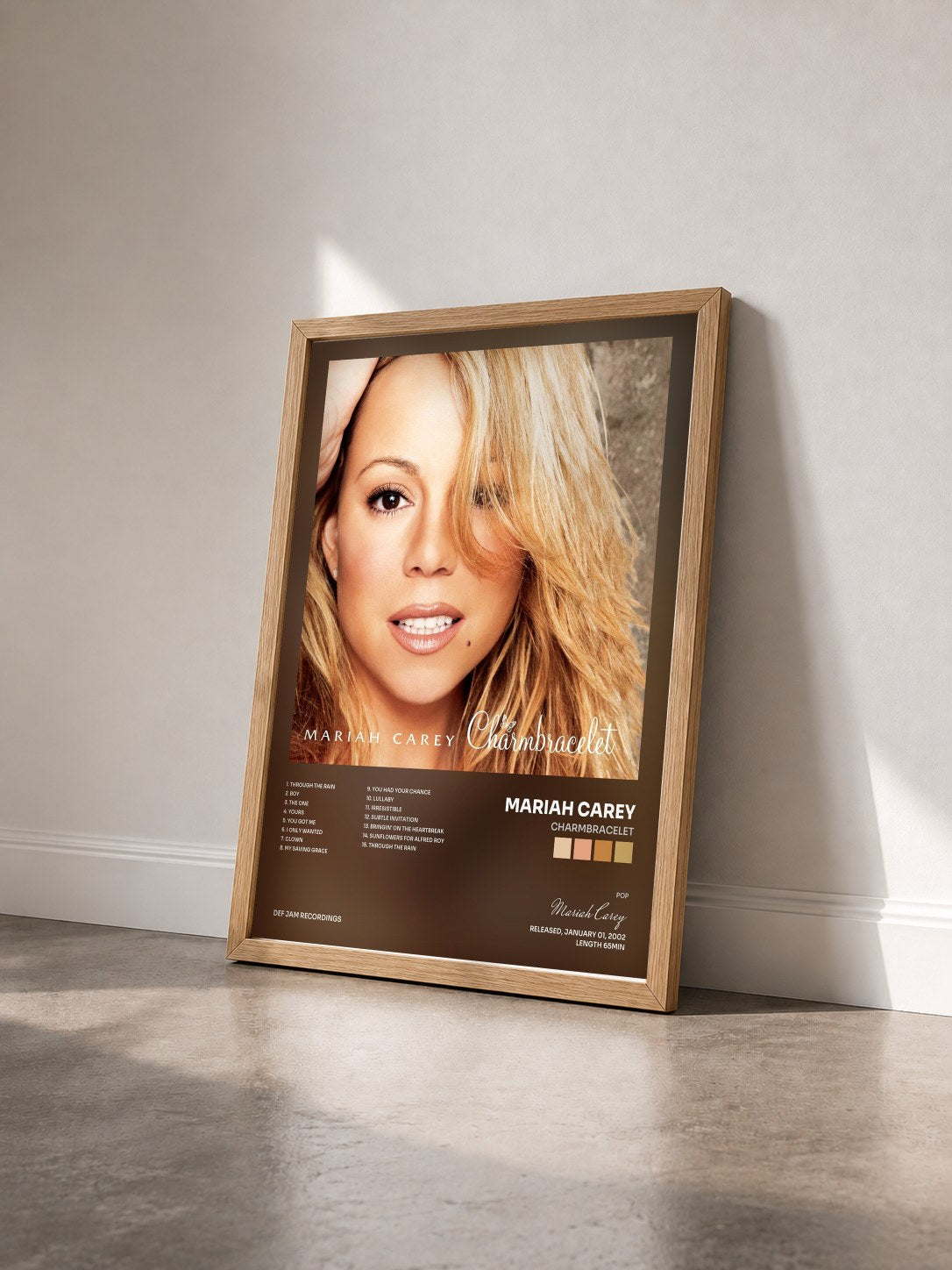 #bois Tableau de l'album Charmbracelet de Mariah Carey vu de trois quarts, cadre en bois brut