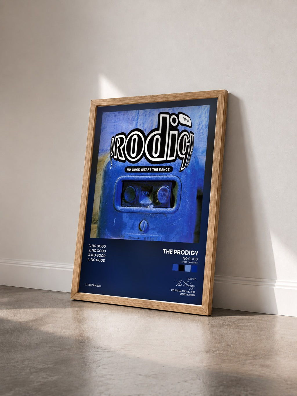 #bois Tableau de l'album No Good (Start the Dance) de The Prodigy vu de trois quarts, cadre en bois brut