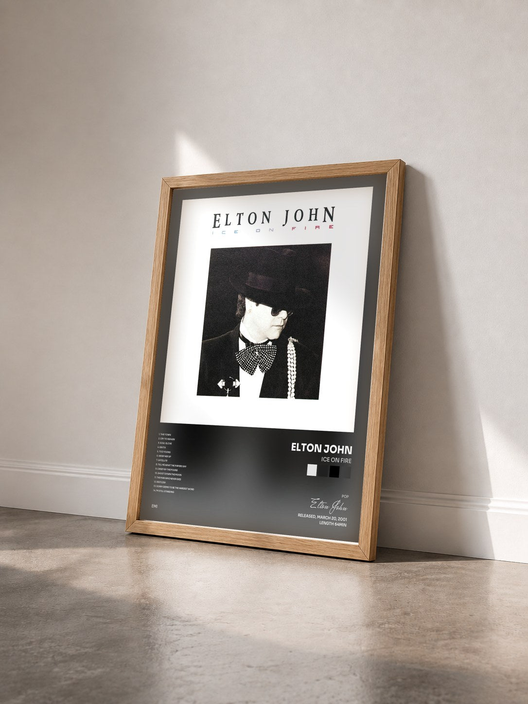 #bois Tableau de l'album Ice On Fire de Elton John vu de trois quarts, cadre en bois brut