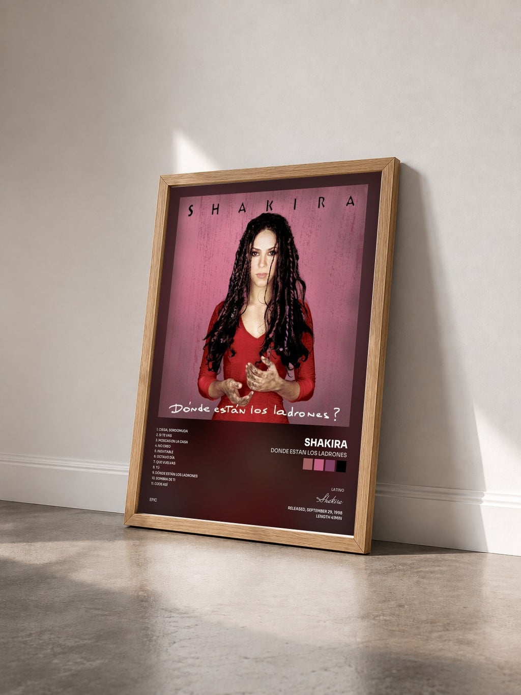 #bois Tableau de l'album Donde Estan Los Ladrones de Shakira vu de trois quarts, cadre en bois brut