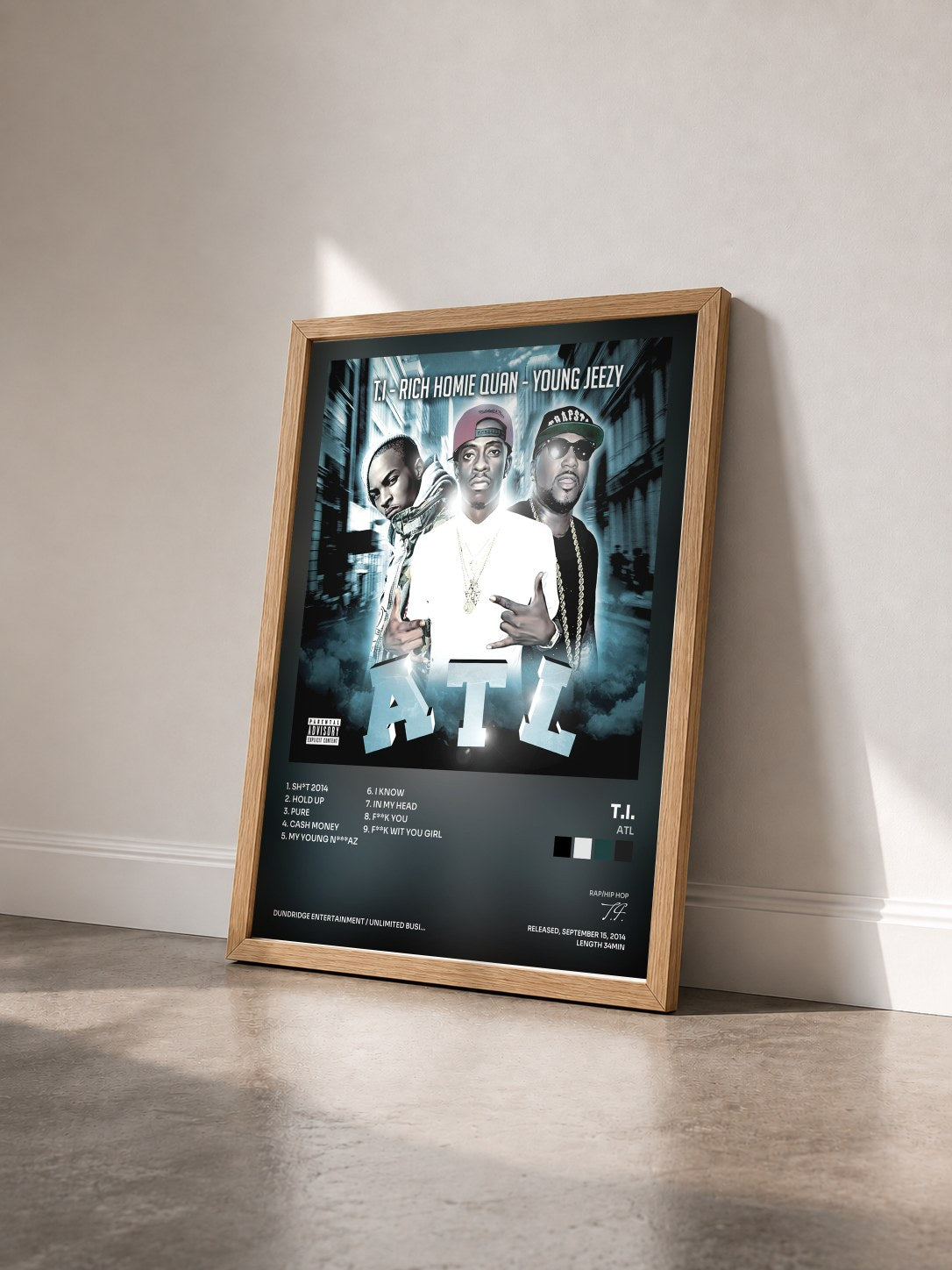 #bois Tableau de l'album ATL de T.I. vu de trois quarts, cadre en bois brut