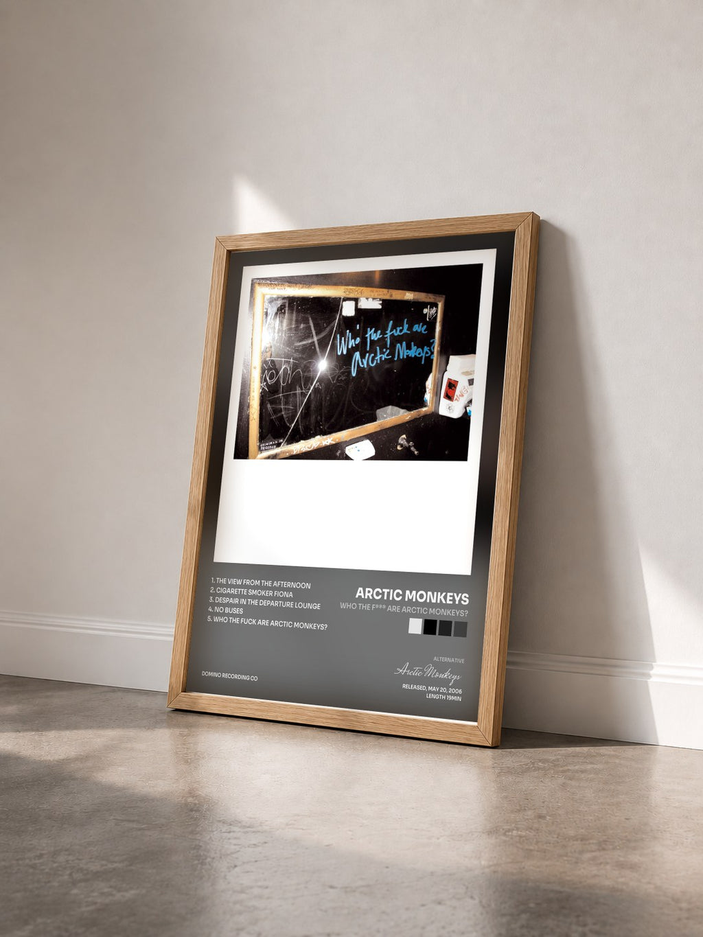 #bois Tableau de l'album Who The F*** Are Arctic Monkeys? de Arctic Monkeys vu de trois quarts, cadre en bois brut