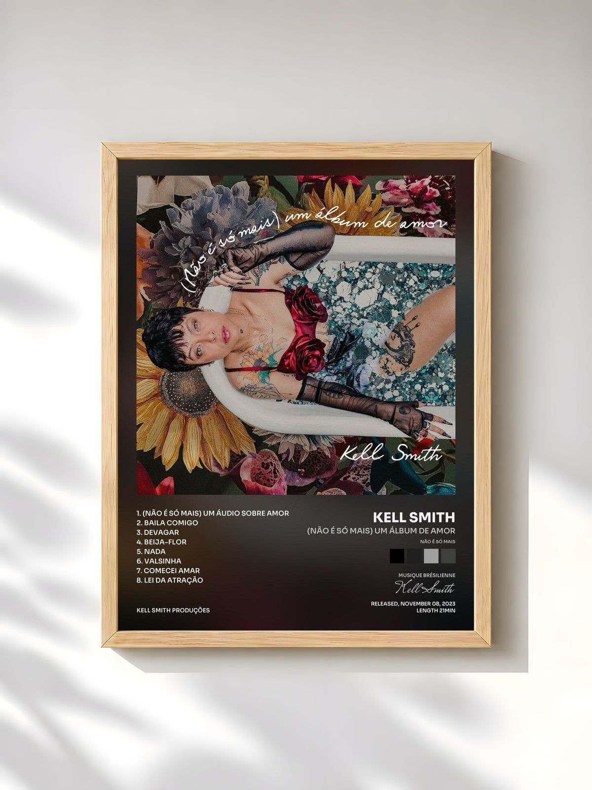 #bois Tableau de l'album (Não é só mais) um álbum de amor de Kell Smith, cadre en bois brut, imprimé et encadré en France