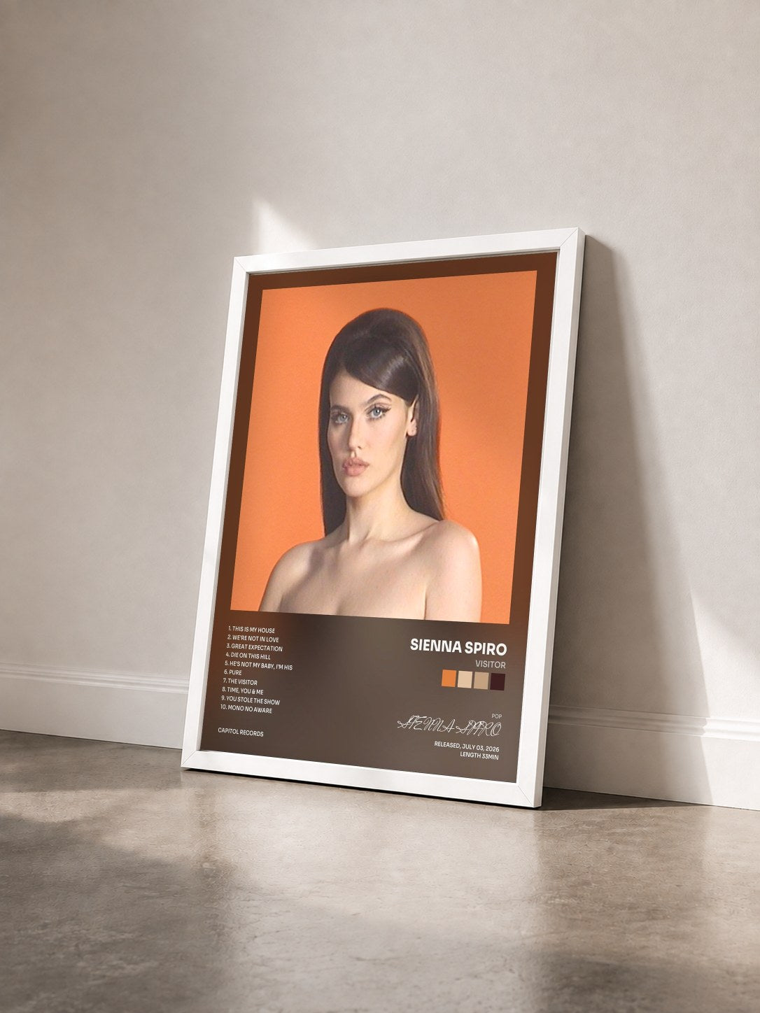 #blanc Tableau de l'album Visitor de SIENNA SPIRO vu de trois quarts, cadre blanc