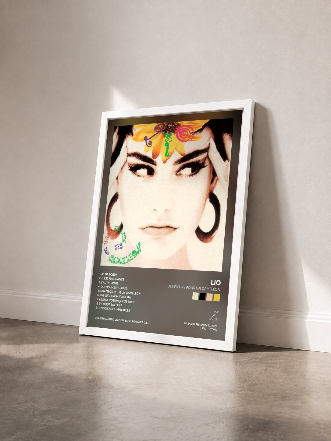 #blanc Tableau de l'album Des fleurs pour un caméléon de Lio vu de trois quarts, cadre blanc