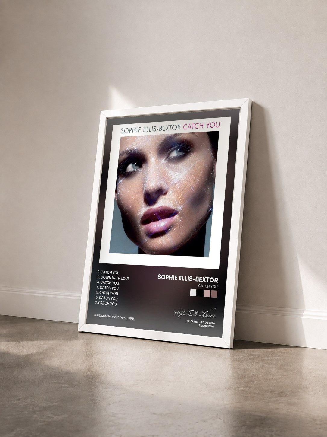 #blanc Tableau de l'album Catch You de Sophie Ellis-Bextor vu de trois quarts, cadre blanc
