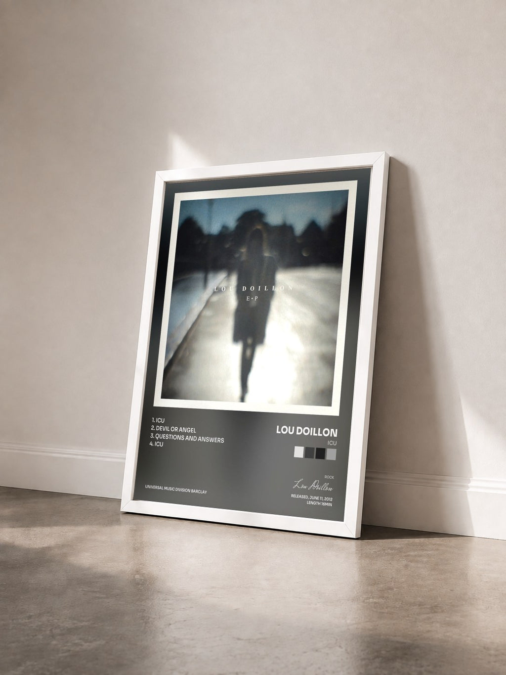 #blanc Tableau de l'album ICU de Lou Doillon vu de trois quarts, cadre blanc