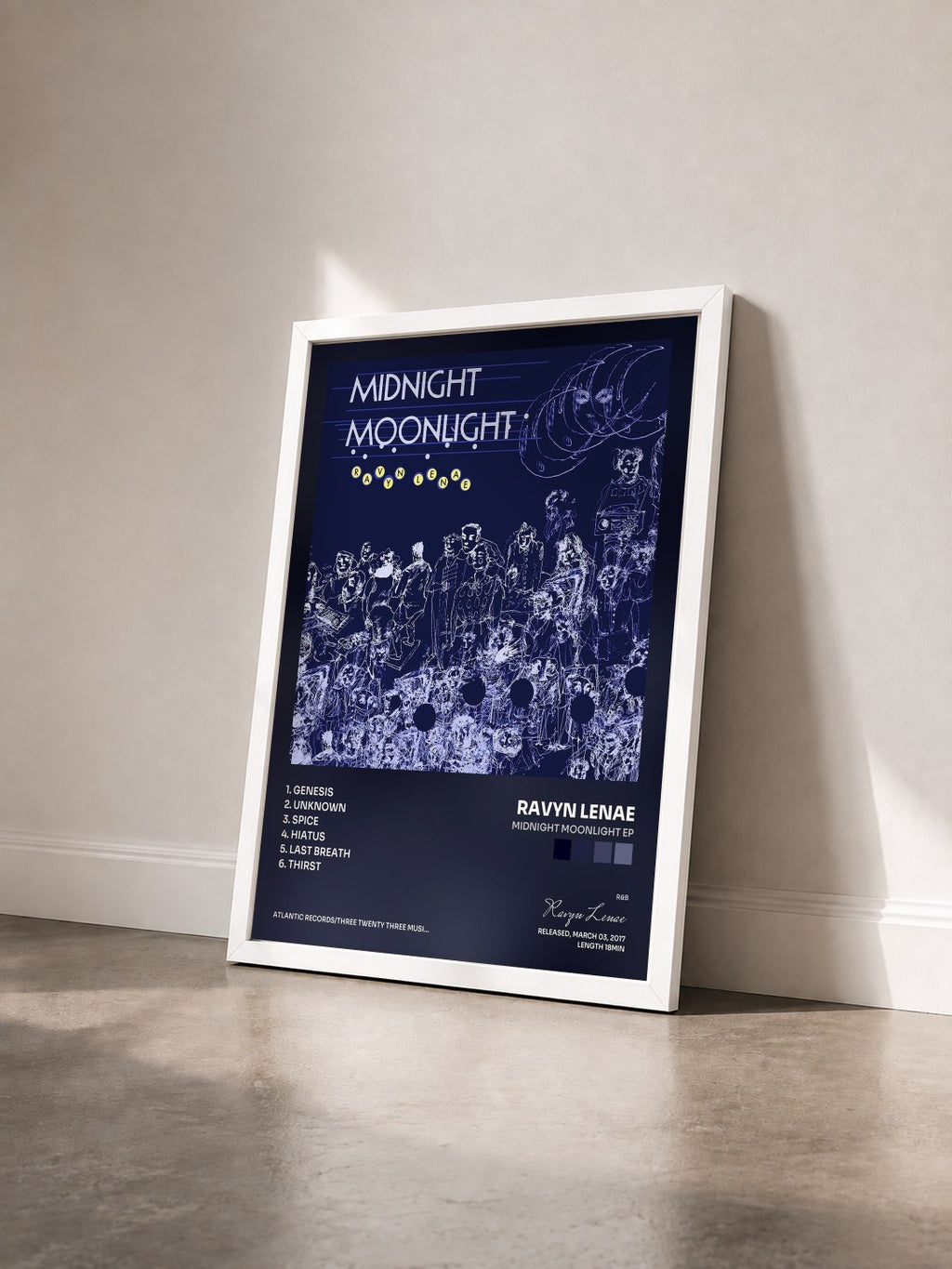 #blanc Tableau de l'album Midnight Moonlight EP de Ravyn Lenae vu de trois quarts, cadre blanc