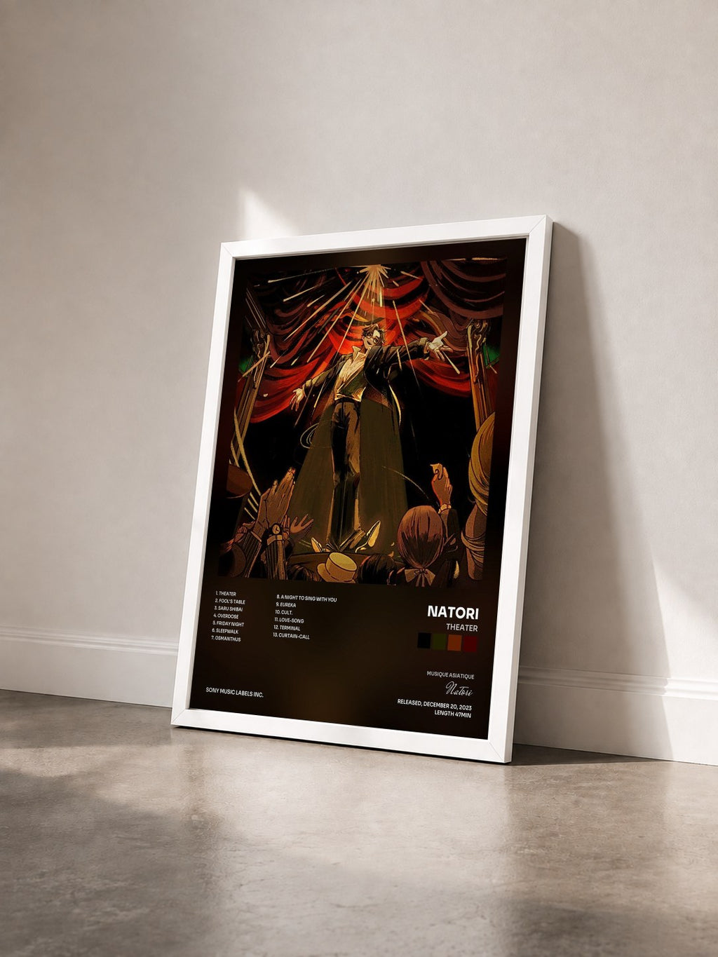 #blanc Tableau de l'album Theater de Natori vu de trois quarts, cadre blanc