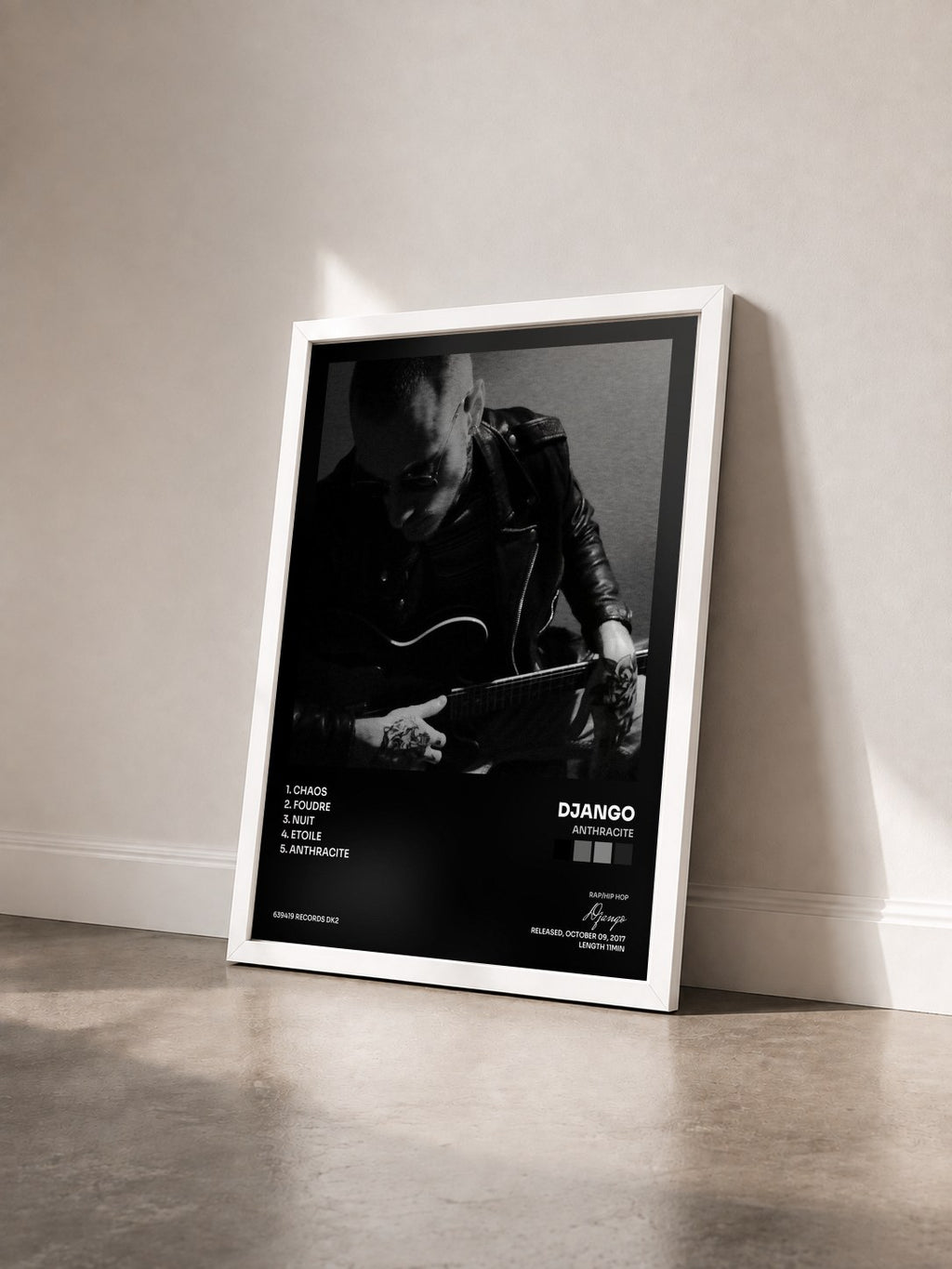 #blanc Tableau de l'album Anthracite de Django vu de trois quarts, cadre blanc