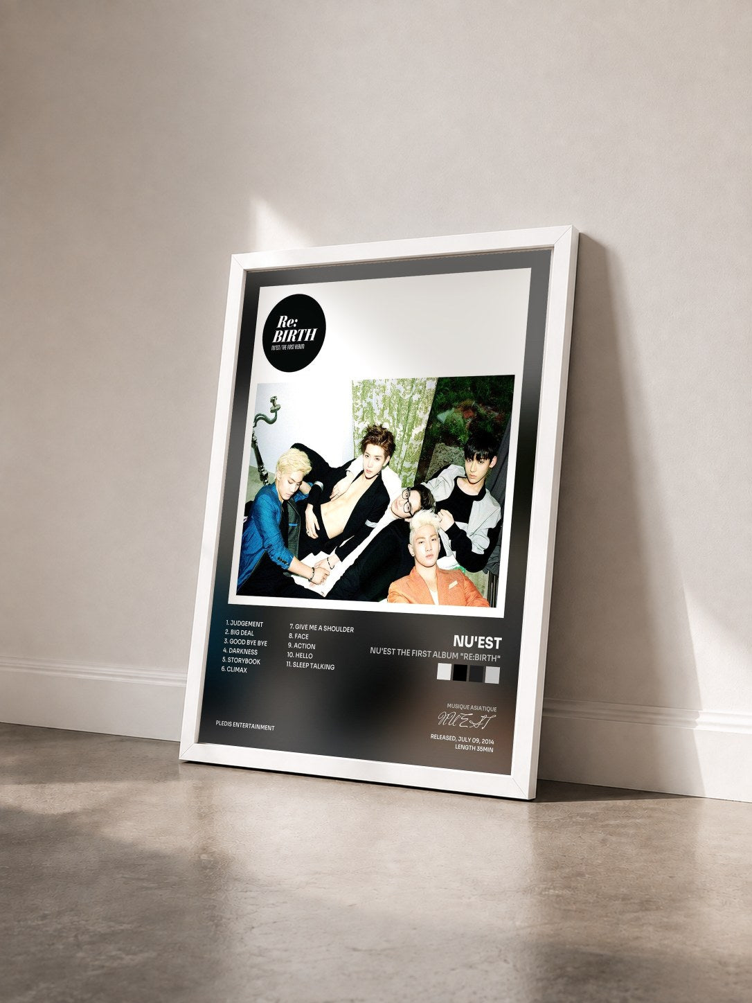 #blanc Tableau de l'album NU'EST The First Album "Re:BIRTH" de NU'EST vu de trois quarts, cadre blanc