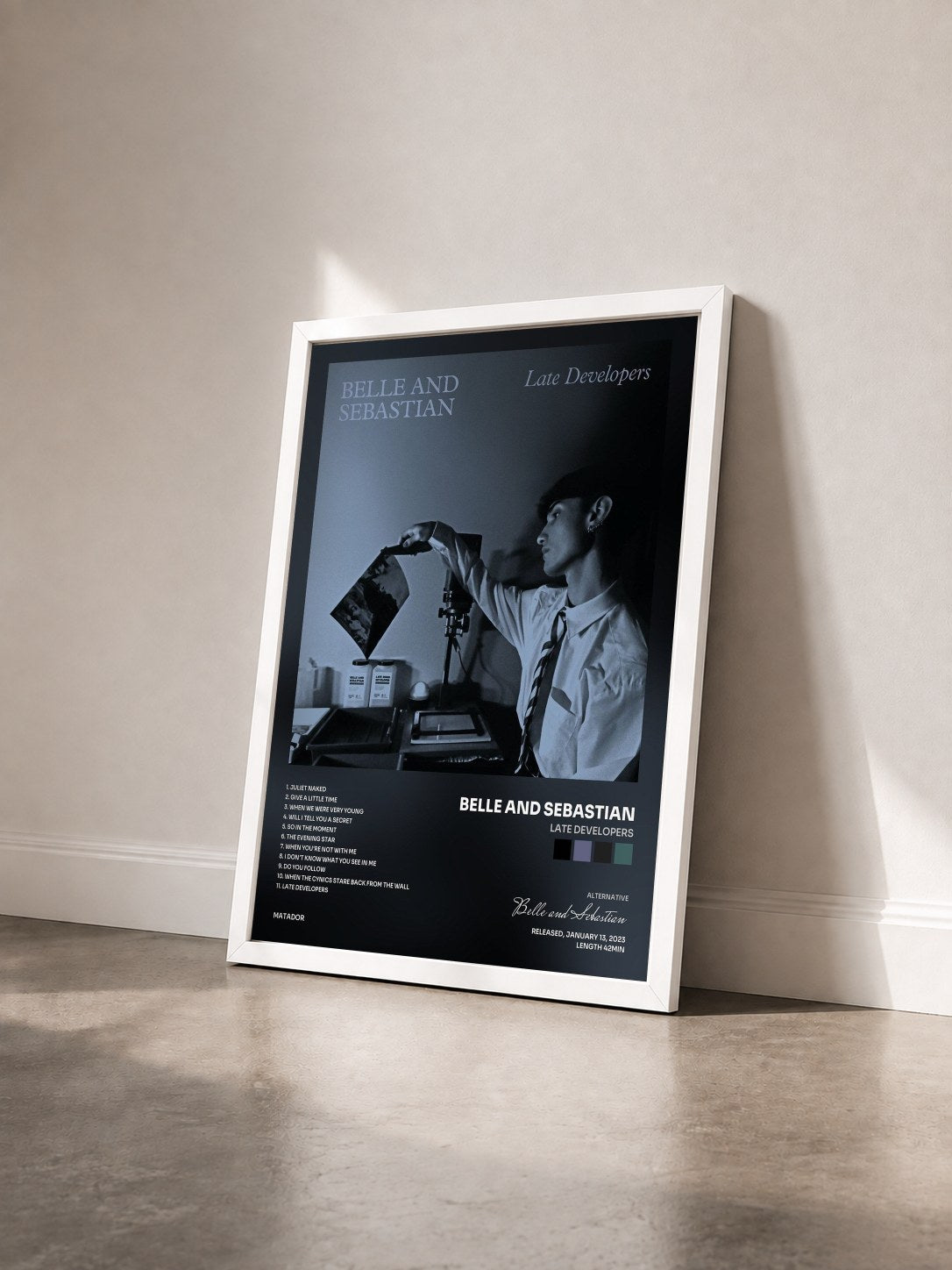 #blanc Tableau de l'album Late Developers de Belle and Sebastian vu de trois quarts, cadre blanc