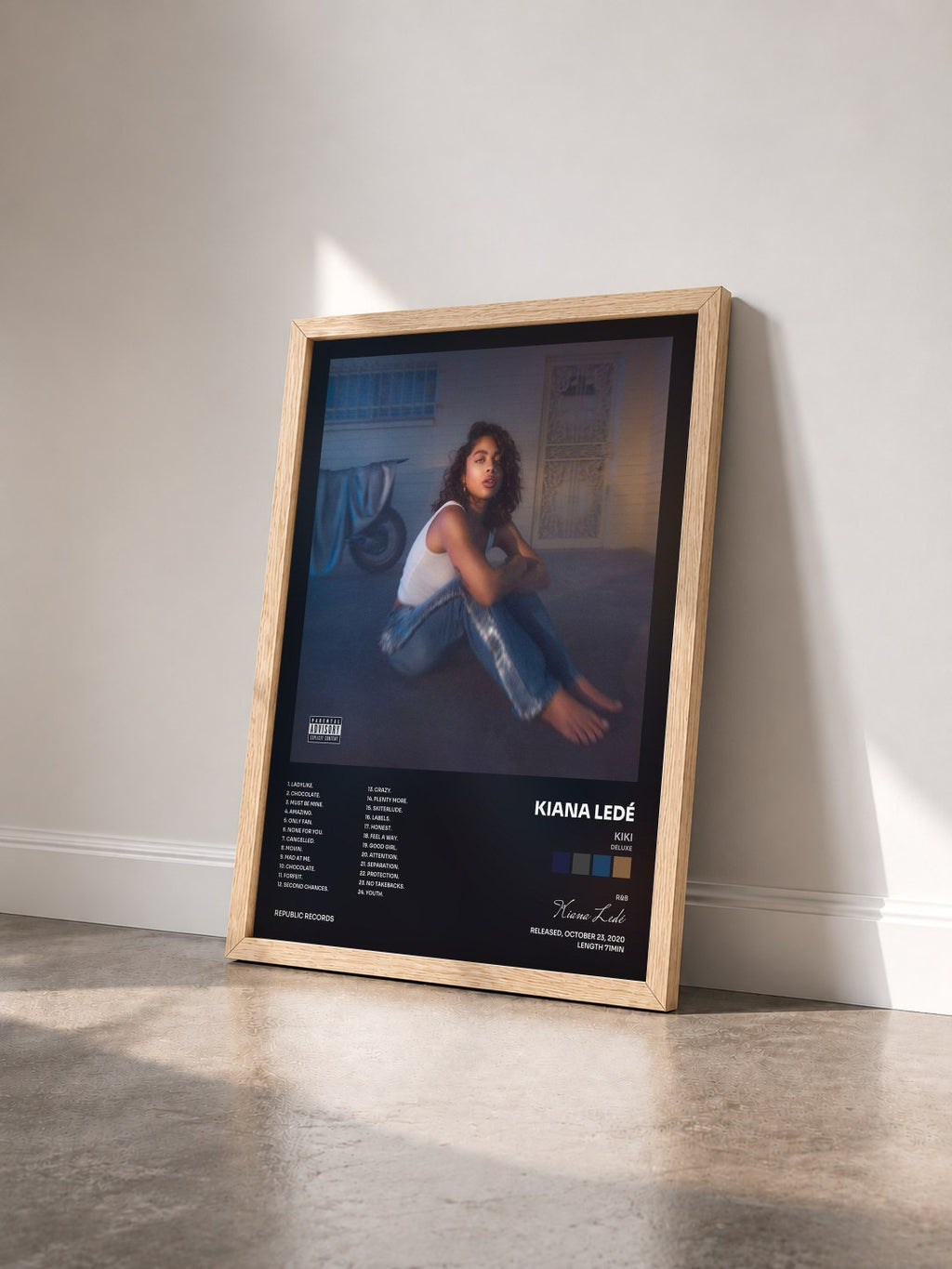 #bois Tableau de l'album KIKI (Deluxe) de Kiana Ledé vu de trois quarts, cadre en bois brut