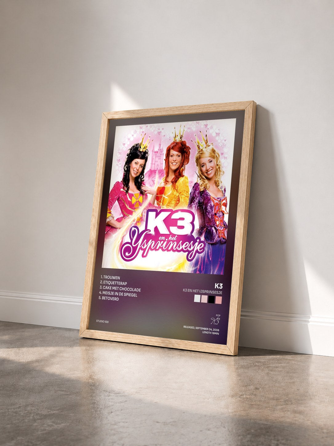 #bois Tableau de l'album K3 en het IJsprinsesje de K3 vu de trois quarts, cadre en bois brut