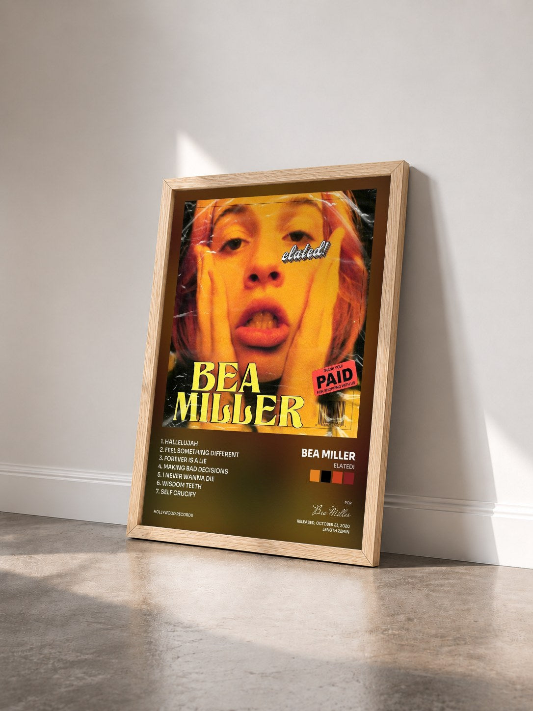 #bois Tableau de l'album elated! de Bea Miller vu de trois quarts, cadre en bois brut