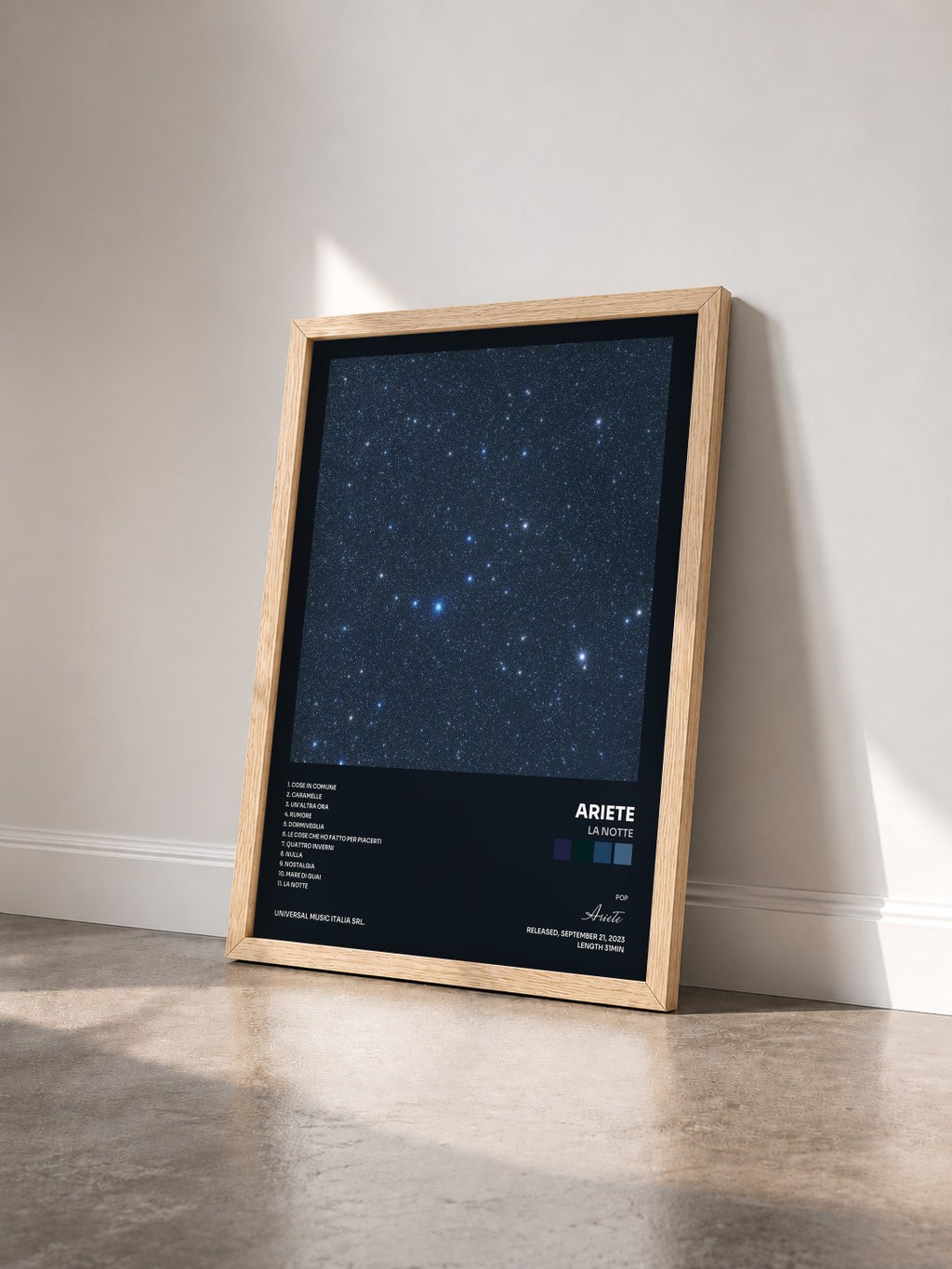 #bois Tableau de l'album LA NOTTE de Ariete vu de trois quarts, cadre en bois brut