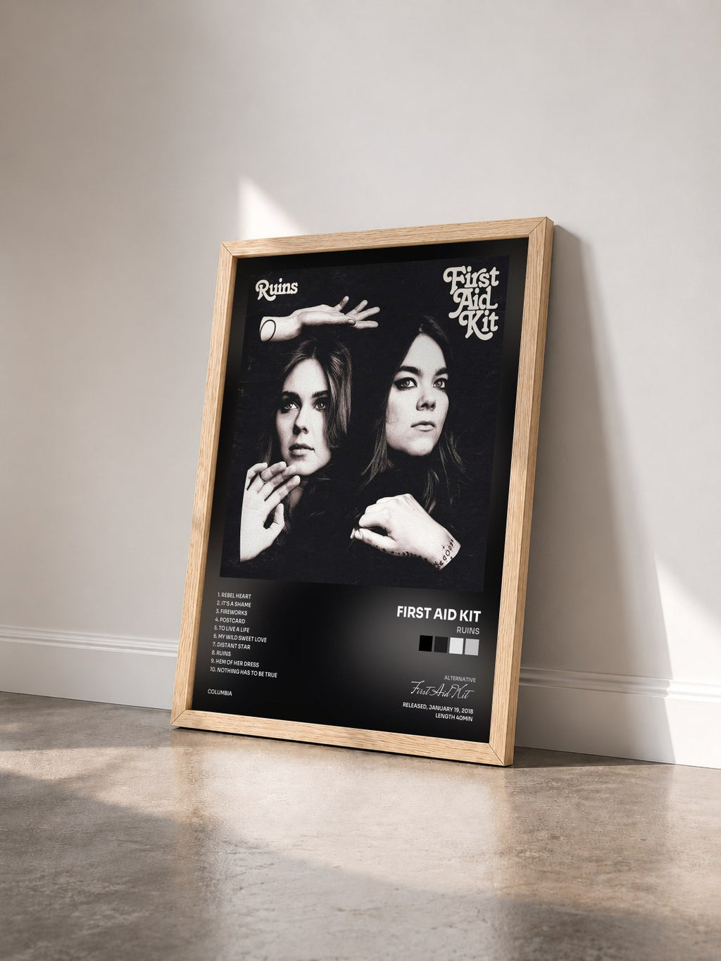 #bois Tableau de l'album Ruins de First Aid Kit vu de trois quarts, cadre en bois brut