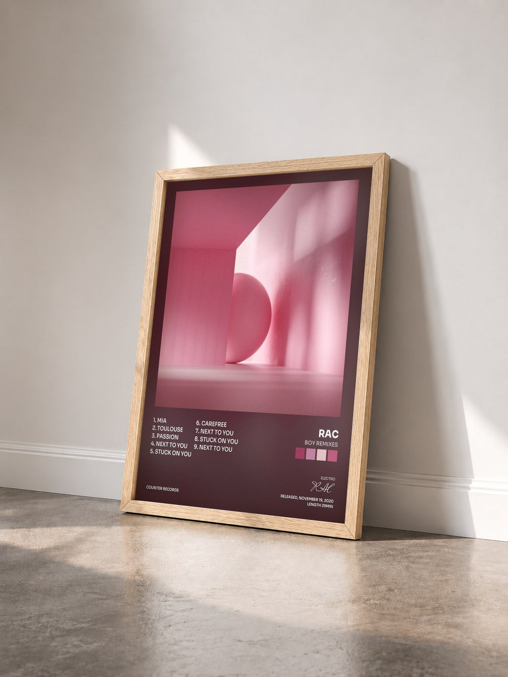 #bois Tableau de l'album BOY Remixes de RAC vu de trois quarts, cadre en bois brut