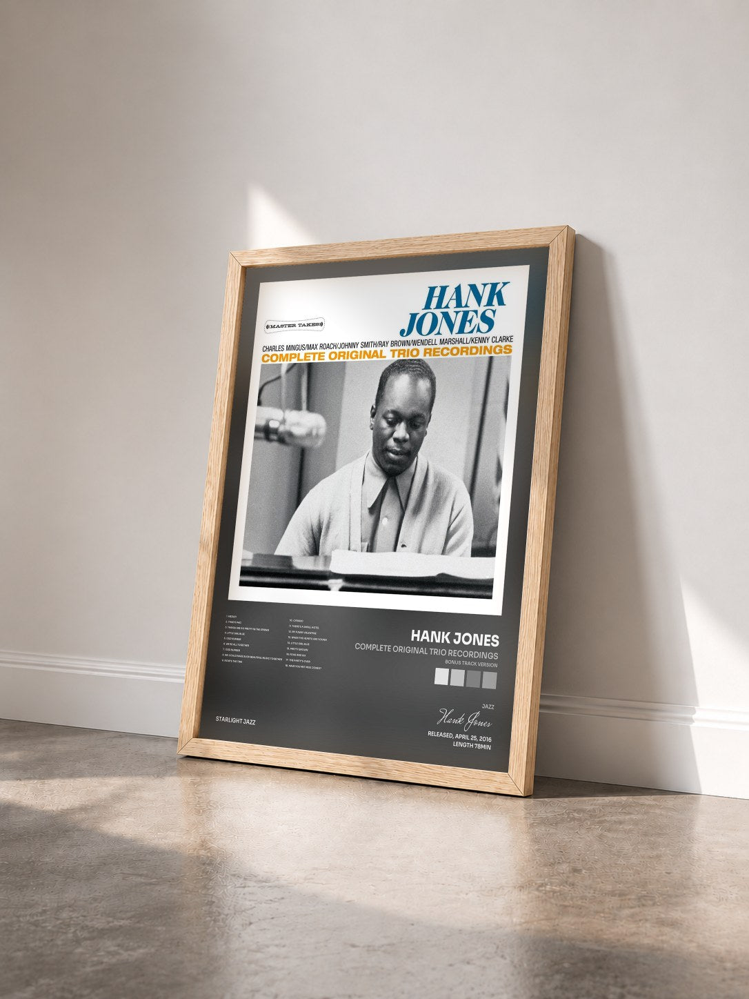 #bois Tableau de l'album Complete Original Trio Recordings (Bonus Track Version) de Hank Jones vu de trois quarts, cadre en bois brut