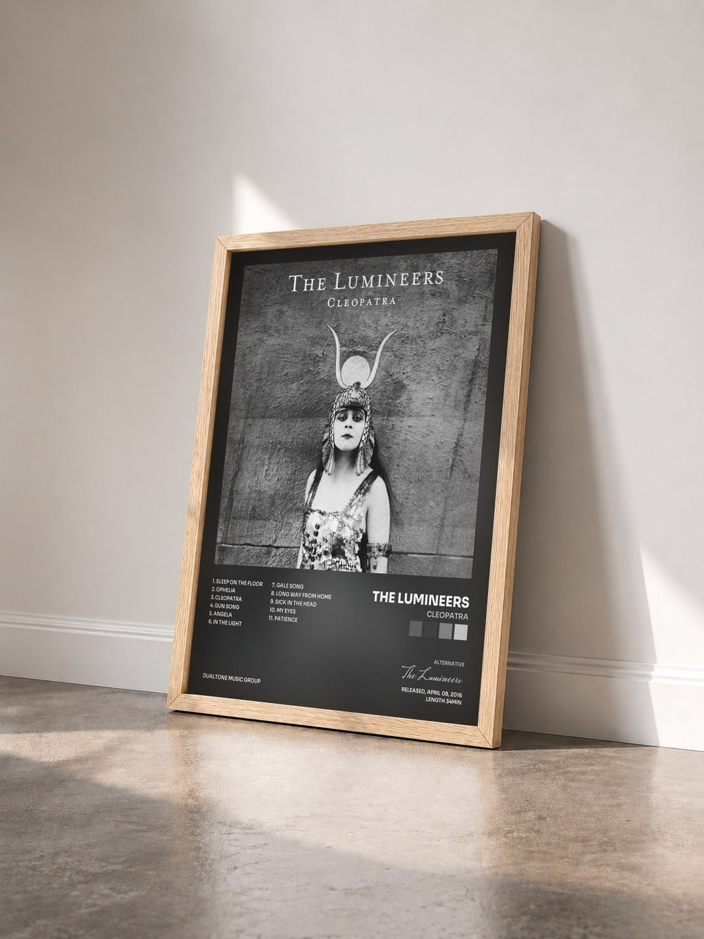 #bois Tableau de l'album Cleopatra de The Lumineers vu de trois quarts, cadre en bois brut
