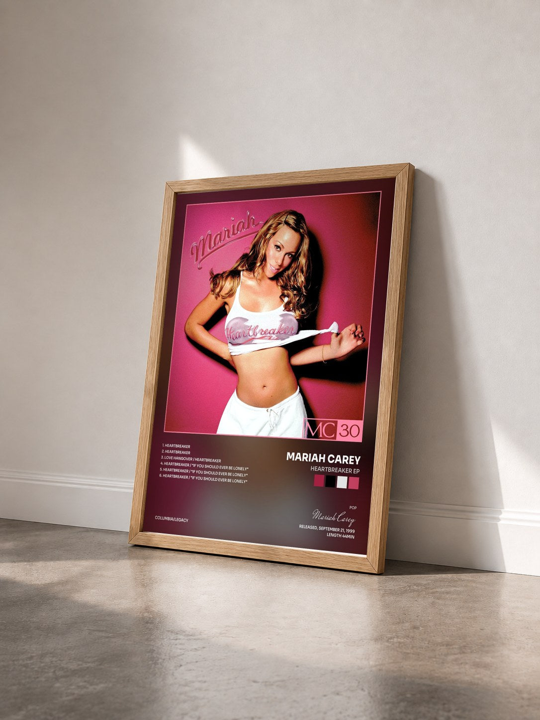 #bois Tableau de l'album Heartbreaker EP de Mariah Carey vu de trois quarts, cadre en bois brut