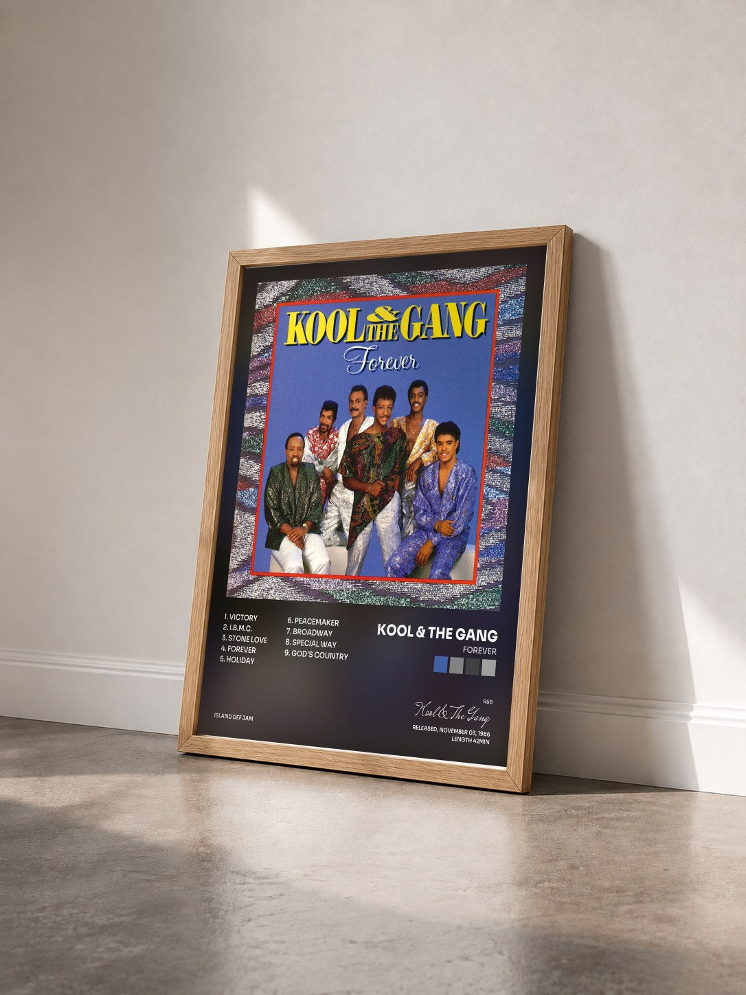 #bois Tableau de l'album Forever de Kool & The Gang vu de trois quarts, cadre en bois brut