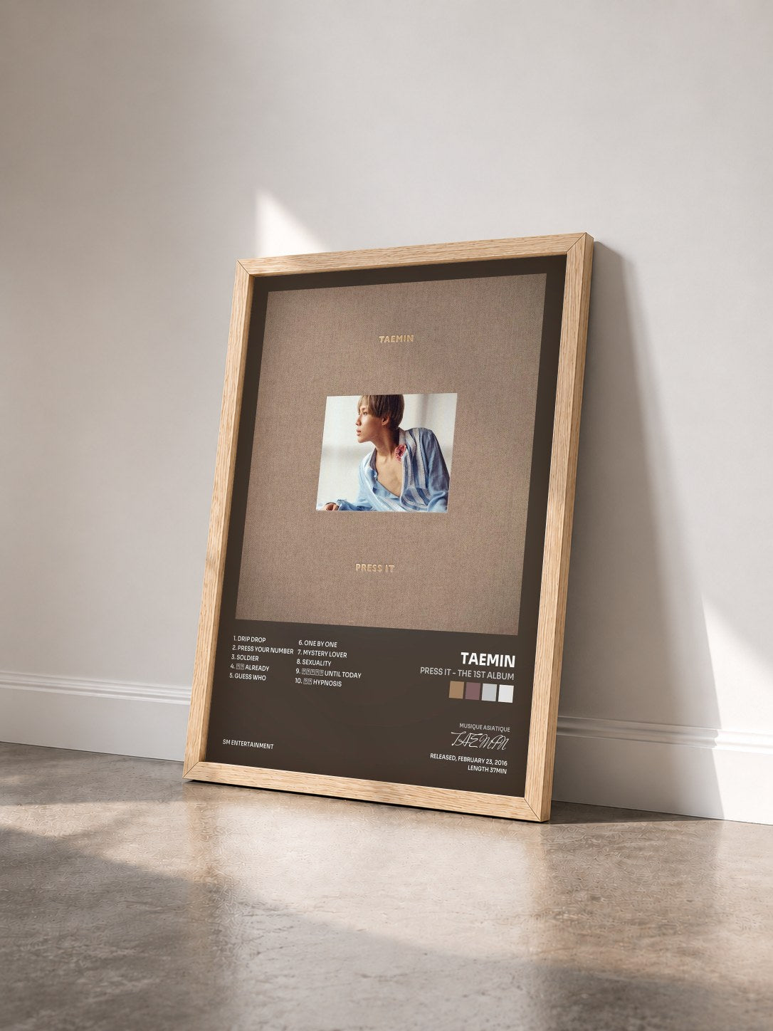 #bois Tableau de l'album Press It - The 1st Album de TAEMIN vu de trois quarts, cadre en bois brut