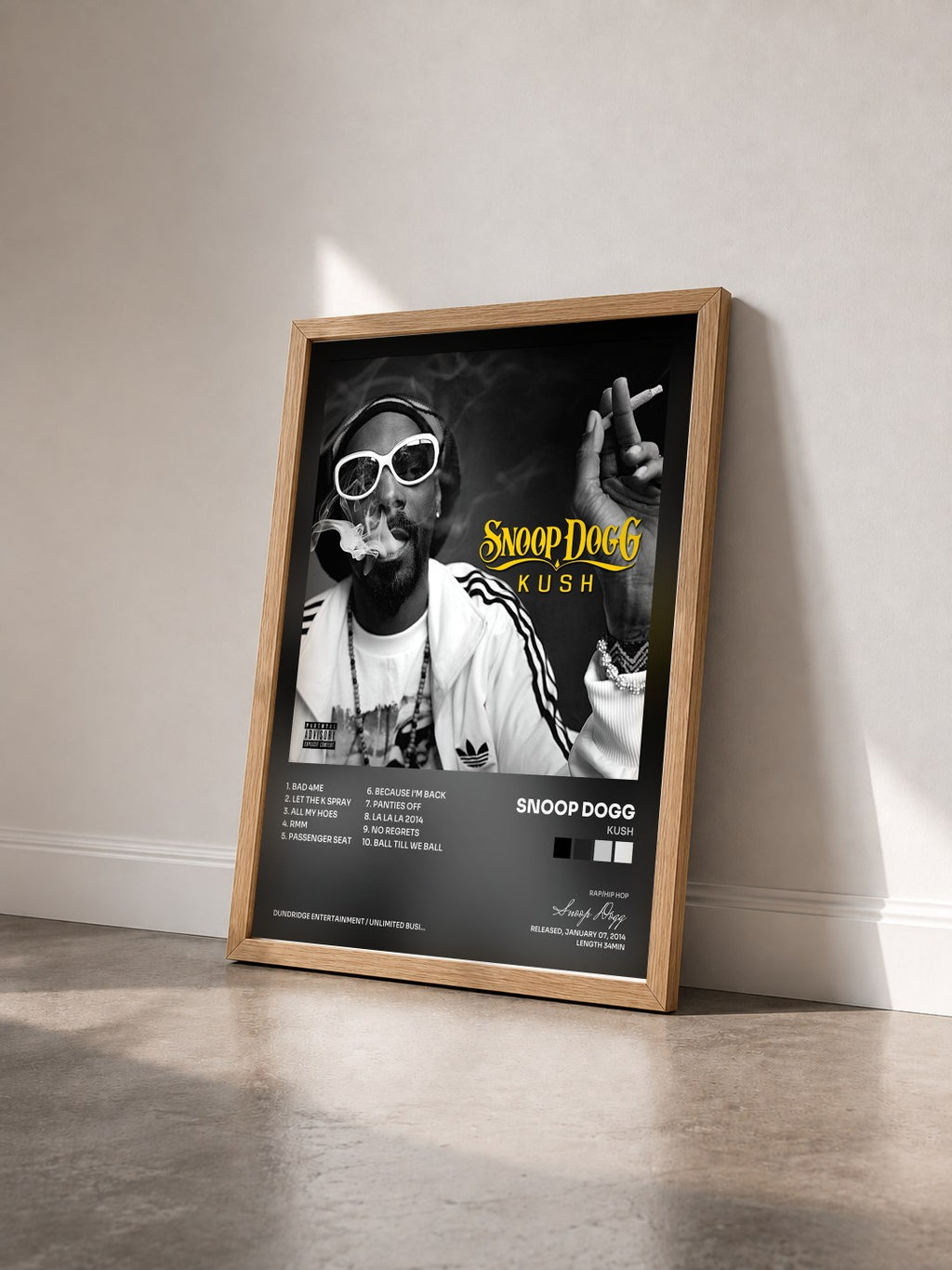 #bois Tableau de l'album Kush de Snoop Dogg vu de trois quarts, cadre en bois brut