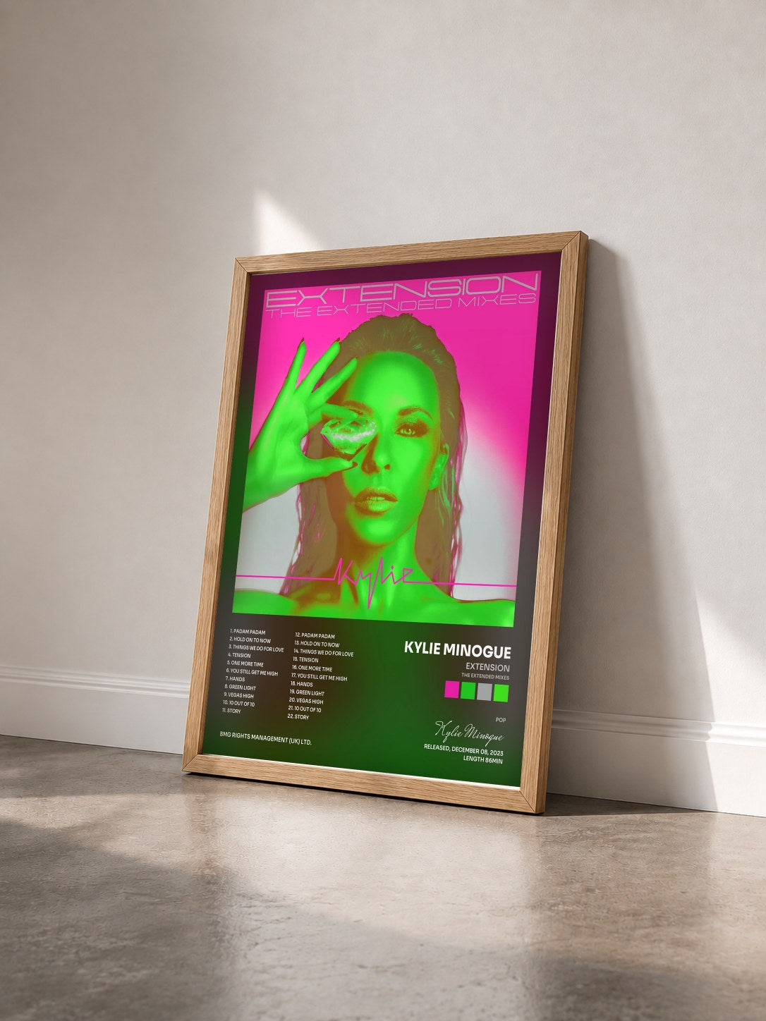 #bois Tableau de l'album Extension (The Extended Mixes) de Kylie Minogue vu de trois quarts, cadre en bois brut