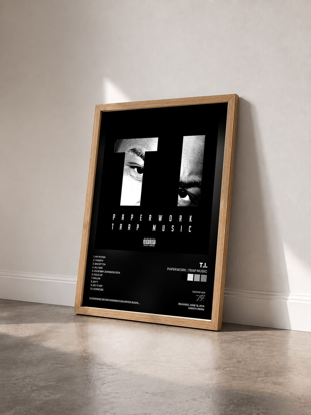 #bois Tableau de l'album Paperwork : Trap Music de T.I. vu de trois quarts, cadre en bois brut