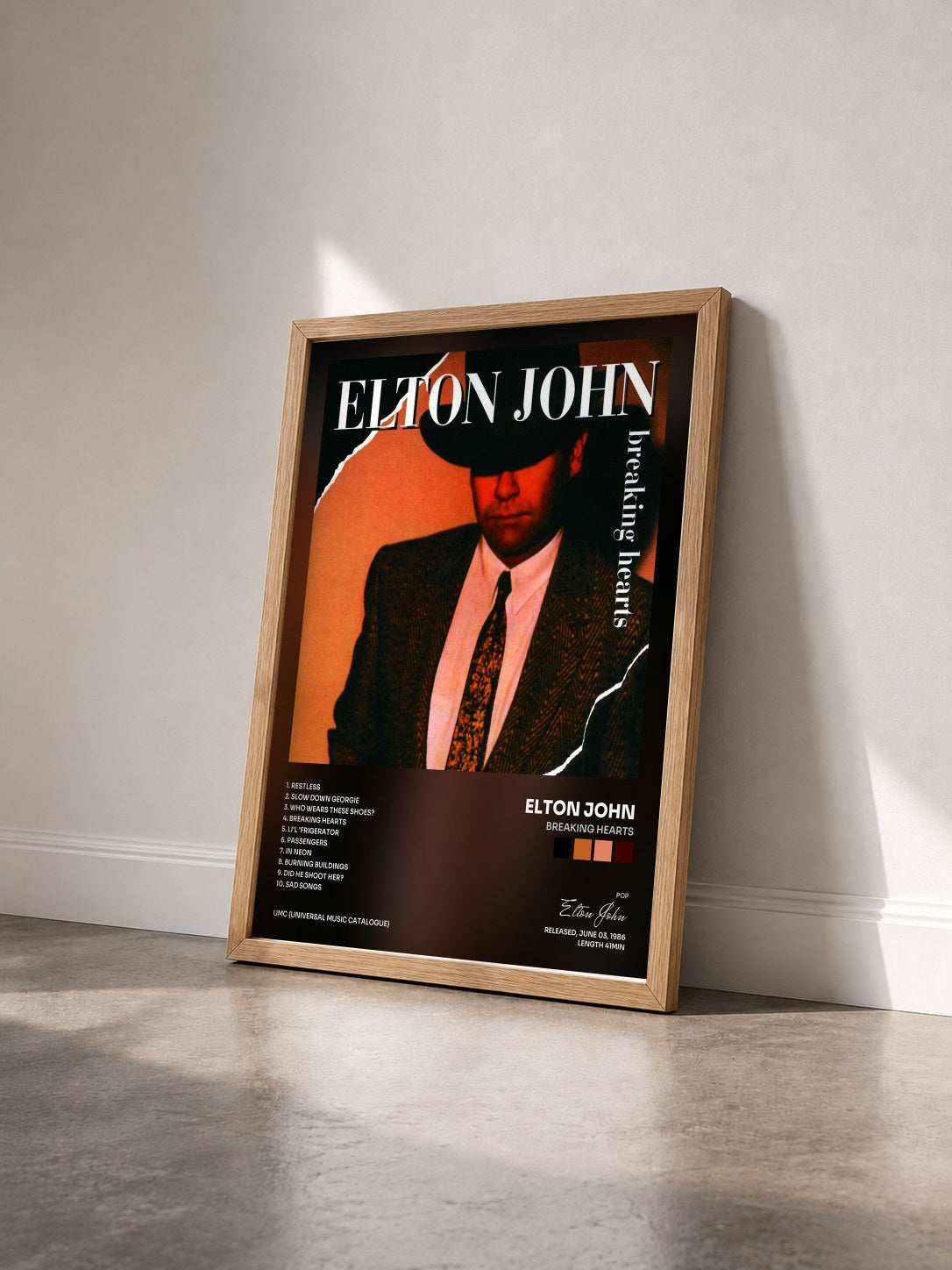 #bois Tableau de l'album Breaking Hearts de Elton John vu de trois quarts, cadre en bois brut