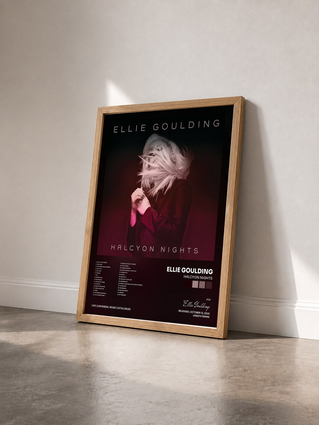 #bois Tableau de l'album Halcyon Nights de Ellie Goulding vu de trois quarts, cadre en bois brut