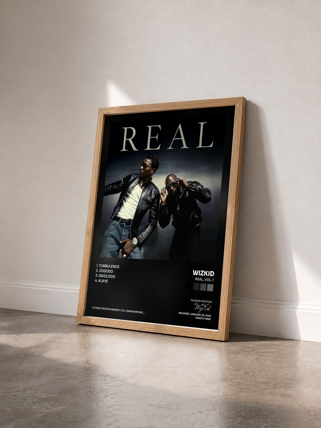 #bois Tableau de l'album REAL, Vol. 1 de WizKid vu de trois quarts, cadre en bois brut