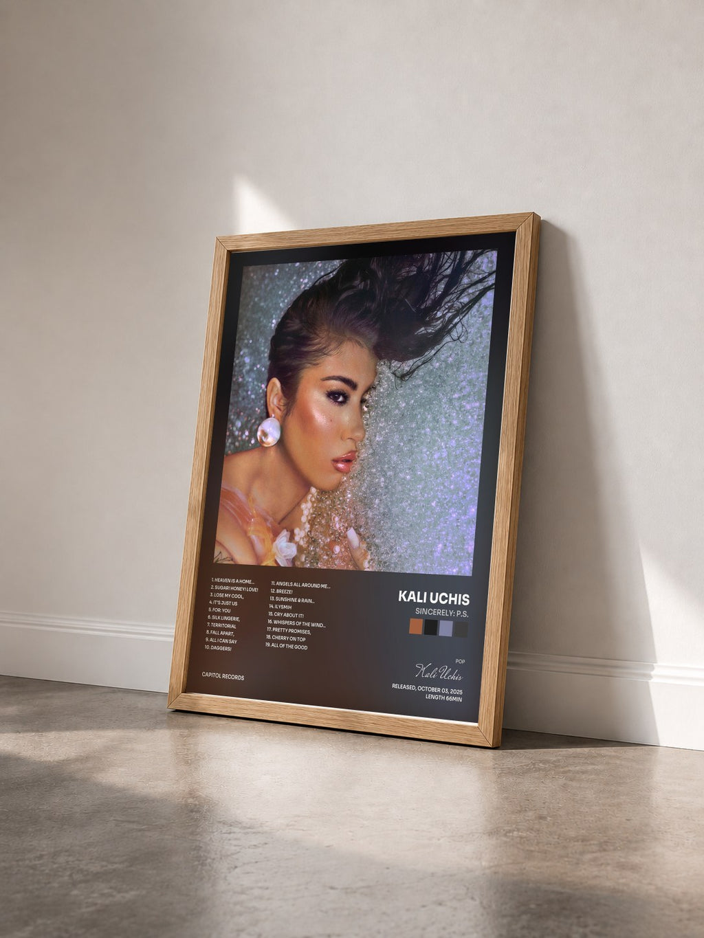 #bois Tableau de l'album Sincerely: P.S. de Kali Uchis vu de trois quarts, cadre en bois brut