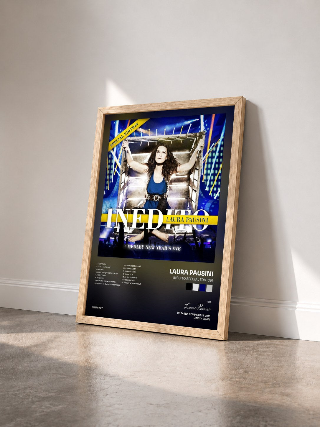 #bois Tableau de l'album Inédito Special Edition de Laura Pausini vu de trois quarts, cadre en bois brut
